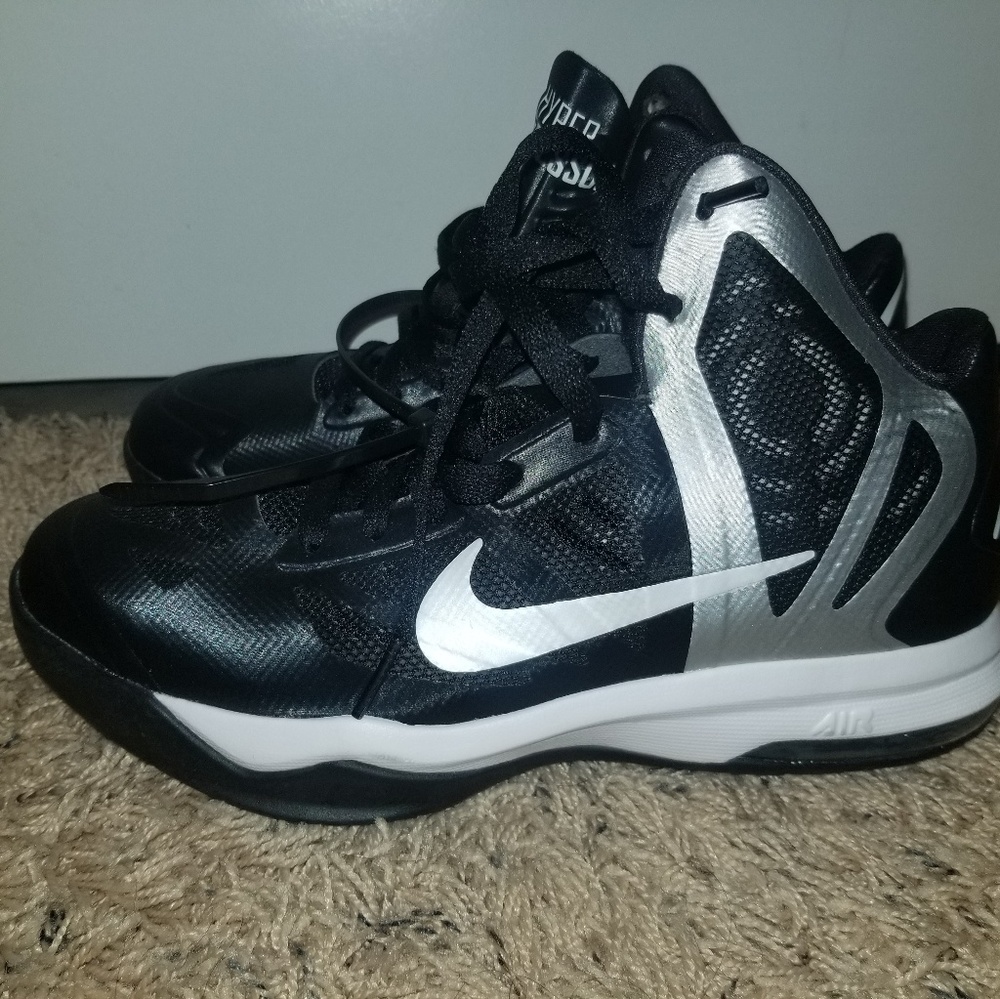 *NEW* Nike womens basketball shoes sz 7.5